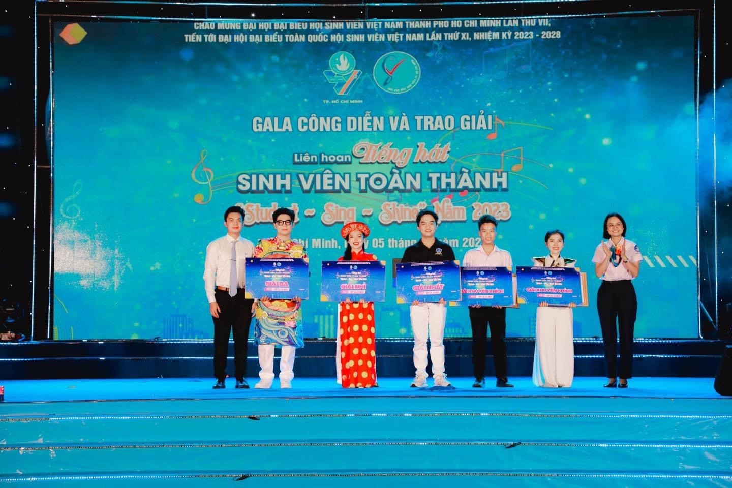 GALA-cong-dien-va-trao-giai-Lien-hoan-tieng-hat-sinh-vien-toan-thanh 