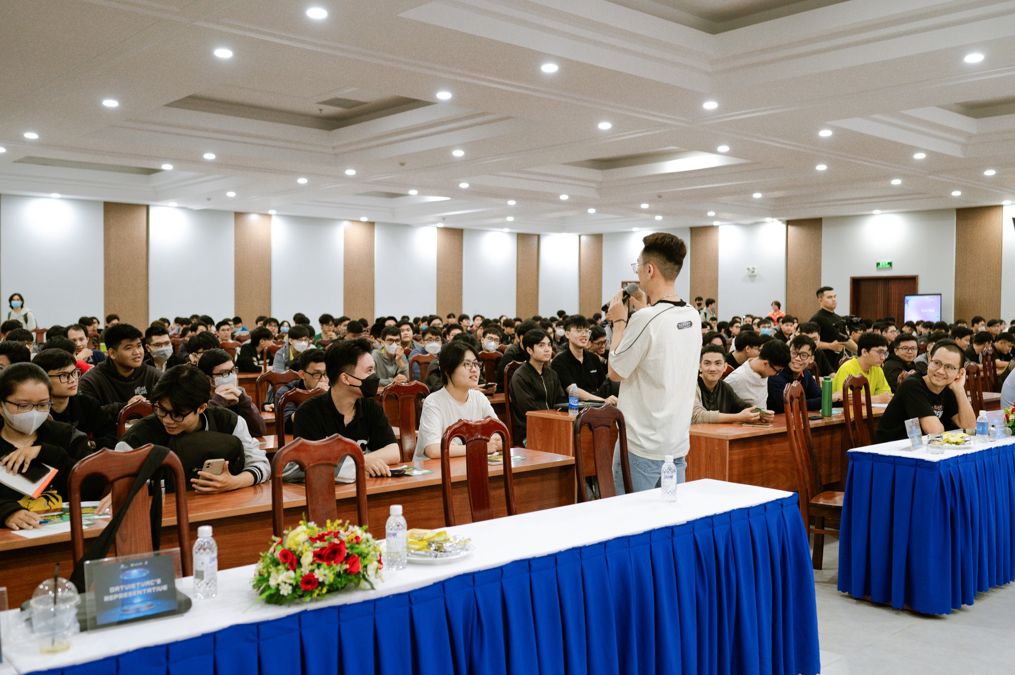 Tech Talk Unraveling the Magic of Backend Development – Hiểu vai trò của Backend trong kiến trúc Web và App