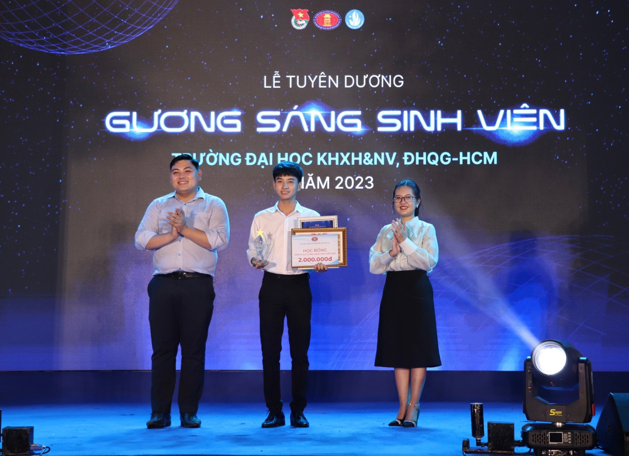 Sinh viên song ngành nhận danh hiệu Gương sáng Sinh viên về giao lưu Quốc tế