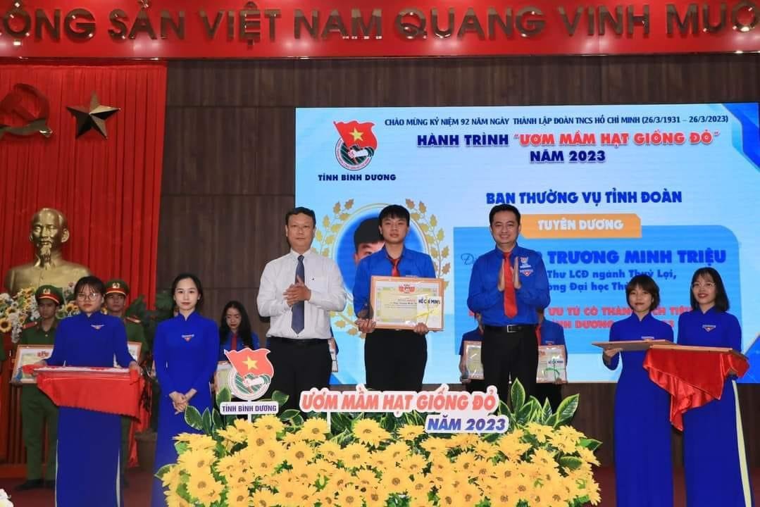 Nam sinh Đại học Thủy lợi say mê học thuật cùng khát vọng cống hiến sức trẻ cho cộng đồng